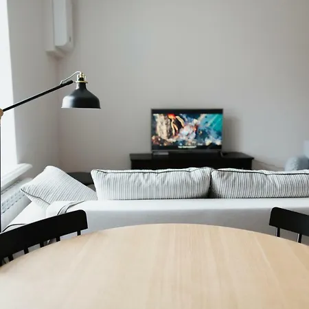 Daire New, Modern Near Center *